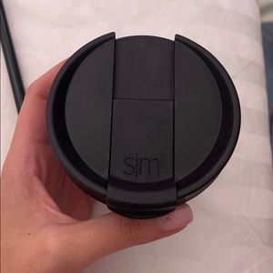 Simple modern cup lid